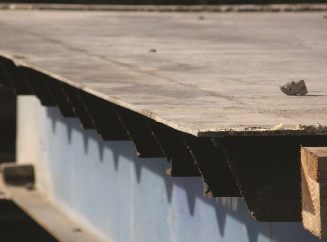 LANYARDS AND LIFELINES CAN BE SEVERED ON EXPOSED EDGES DURING FALLS